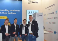Markel Wolters, Ron Jansen, Thijs Huijs en Jorn Thijssen van Ixon. Het bedrijf levert soft- en hardware waarmee machinebouwers in kunnen loggen en meekijken 'in' de machines om problemen op afstand op te lossen.