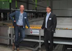 Arie Verhoef en Wim de Rijder wilden eens wat anders als een foto in de stand en staan bij de korte waterbufferkanalen voor appelen en peren die zij bij de Gebr. Blijderveen hebben geïnstalleerd.