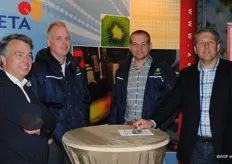 Jan Taks van Stas en Aad Tas van Aweta met in het midden de heren Alex van Iperen en Niels Krijnen van Direct Fruit Service