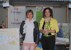 Martina Peters van Fruitpact en Leonie Schuur van de Kamer van Koophandel brachten de Betuwse telers die op de beurs afkwamen in kaart aan het brengen