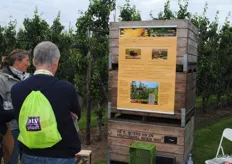 informatiestand in de boomgaard van Eef Peters over bijenbestuiving