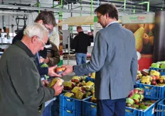 Jan Vernooij reikt iedereen een pakketje appelen en/ of peren aan van SmartFresh