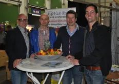 Gezelligheid in de stand van Van Rooijen! Wim van Amerongen, Jaco Huiskamp, Maico Muller en Niels Remmelink