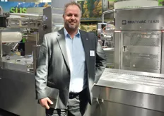 Robert Ruesen van Multivac. Achter hem de R3 dieptrekmachine voor vacuüm verpakken van o.a. (bewerkte)AGF