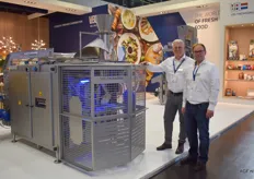 Martin Barthel en Job Kusters van VDL Packaging poserend bij de IP 66 wash down machine voor het maken van zakken. Een machine geschikt voor natte producten zoals gesneden groente, Rucola, salades etc.