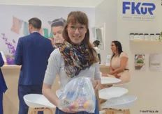 Denise Martha van FKuR toont de productlijn Bio-Flex voor AGF-producten. De verpakking wordt uit gerecycled plastic-granulaat geproduceerd. 