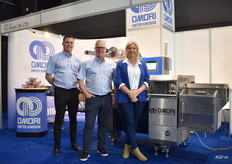 Callum Keenen, Chris Keenan en Alison Sinclair van Omori. Achter hen de Omori 55040 flowpackmachine