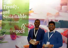Amire en Arub Nagarajan van Conservepack. Pulpverpakking 100 % composteerbaar.