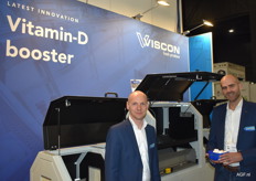 Pawel Strzempa en Joep Matthé van Viscon poserend bij de vitame D booster. Een extra vitamine stoot voor witte en bruine champignons d.m.v. lichttechniek.