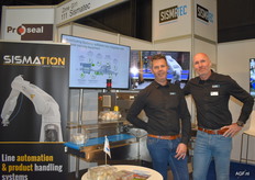 Kurt Tenteniez en Marc Arends van Sismatec bij een Belca flowpack machine.