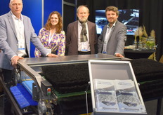 Bert Lam, Rebecca Teunissen, Henk en Bart van den Top van Van den Top Machinebouw poserend bij een oogstmachine.