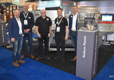 Martin Dekker van Jansen Control Systems, Vincent van Westen van Ultrapak, Jason Knowles en Matthew Mr Briston van Redpack Packaging machinery en Gerard Schuurman van Jansen Control Systems. Achter hen de Flowpack P325EBM. Ultrapak en Jansen Control Systems zijn dealer voor Redpack in de Benelux. De machine is kort en makkelijk tussen andere machines in te bouwen. Snel wisselen van film en een check om te kijken of de juiste film gebruikt wordt.