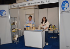 Zibo Juli Mushroom Industry. Rechts de directrice Li Xin met een klant.