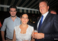 William de Groot (rechts) in gesprek met Aurelien Gay en Marine Lewis van Classic Fine Foods (Hong Kong)