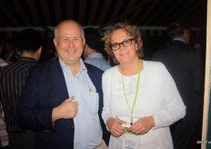 Menno Vos (Alfa Medic LTD) in gesprek met de nieuwe Agricultural Counsellor (Nynke Runia)