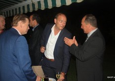 Karel Heijs van Messe Berlin (links) in gesprek met Etienne Venninck van Cool Company en teler Marc van Vooren