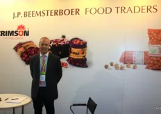 Marco Lont van J.P. Beemsterboer Food Traders staat voor de eerste keer met een stand op de Asia Fruit Logistica. Hij presenteert o.a. de roze ui Crimsun.