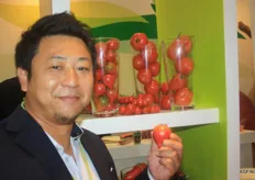 Hiroyuki Imai van Horti Elite toont de nieuwe tomatenvariëteit Sweethaert. Dit is het eerste jaar dat er commerciële volumes worden geteeld.