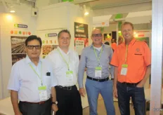 Greefa en Van Amerongen delen al jaren en stand met plezier. V.l.n.r: D.M. Handhi en Dick van de Kop (Greefa), Wim van den Berg (Van Amerongen) en Luuk Runia (Greenhouse Solutions Asia)