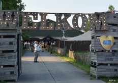 Van harte welkom. Het was een zeer druk bezochte receptie.