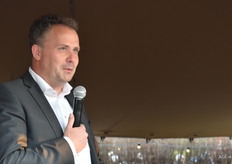 Peter Quik beschreef de carrière van Gerrit Oomen in de achterliggende 40 jaar. Gerrit heeft veel voor het bedrijf betekend. Al jong gestart aan de sorteerband bleek Gerrit nog veel meer capaciteiten te hebben. Betrokkenheid en verdieping in relaties zijn een paar kenmerken.