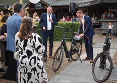 Een prachtig cadeau voor Carola en Gerrit. Twee mooie fietsen. 