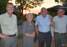 Sven van der Peet. Peter Quik senior die zijn pijpje goed laat smaken met zijn echtgenoot en rechts Henk van der Peet van de bekende bandlossers.