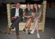 Kom je binnenkort op bezoek bij Quiks Quality Potatoes dan zie je waarschijnlijk het Gerrit Oomen jubileumbankje op een prominente plaats staan. (met dank aan Necap pallets en kisten)