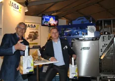 Piet Pannekeet en Hendrik van den Berg van JASA Packaging Systems. Zij zijn de eerste licentienemer van een gepatenteerd nieuw handvat voor verpakkingen. Dit handvat wordt, zonder verlies van productiesnelheid, tijdens het vulproces aan de verpakking bevestigd.
