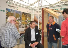 Dick Hulsebosch van Agrovent in gesprek met bezoekers.