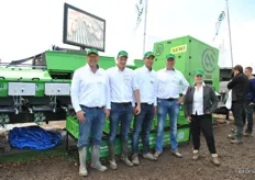 Een deel van het team van Miedema landbouwwerktuigenfabriek. Deze 4-banige Smart Grader met nieuwe hoge capaciteit trilgroot kan tot wel 8 ton aardappelen per uren sorteren.