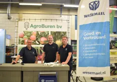 Jan van Dillen en Richard Prijs van Van Wesemael en Agro Buren met in hun midden Joris Horstink van Fairplant