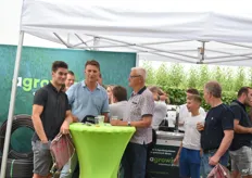 Martijn Vogelaar van Fruvo Fruitcultures had zijn zoons Thijs en Nick en een medewerker meegenomen