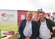 Evert de keijzer van Fruitbedrijf de Keijzer en Kees van Giessen van van den Elzen plants op bezoek bij veiling Zaltbommel, Zou Evert Lid worden???