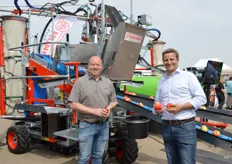 Joris Jans en Han Smits van Machinefabriek Munckhof. Achter zich de nieuwe Pluk-O-Trak Electro XL