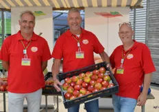 Marc Schoenmakers, Rob van der Weele en Jaap Verheij van The Greenery met de laatste Junami appelen