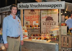 Sven van Kalkeren van Schulp Vruchtensappen. Een van de exposanten op dit paviljoen.