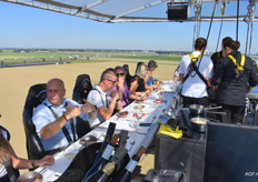Schiphol, de A4, het water, maar bovenal een spectaculair uitzicht over de kassen