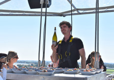 Het hoofdgerecht staat klaar om geserveerd te worden met een passend wijntje