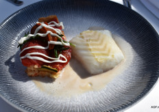 Voor de liefhebbers: Zacht gevulde kabeljauw, taartje gevuld met Looye Joyn tomaten, spicey John tomaat en zilte groentjes met specerijenjus