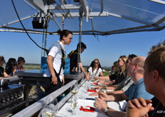 Deelnemers in gesprek met Marleen Brouwer van Restaurant Noor