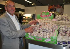 Bertus Korver van Vroegop-Windig met de roze knoflook en op de achtergrond een blik op de gesneden groenten.