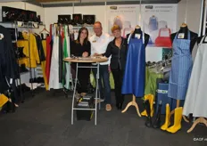 Het team van Tomatori: Cynthia Hoeze (links), Ton Bartels en Rina Bartels vertegenwoordigen onder andere de 100% waterdichte werkschorten en -schoenen.