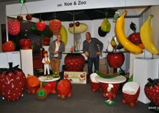 John van Eeden Petersman (rechts) en Rick Adelaars. John: 'Al deze decoratiestukken zijn te koop bij Koe&Zoo.'