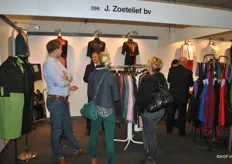 Er was veel belangstelling voor de bedrijfskleding van Zoetelief. In dit deel van de stand zie je de kleding speciaal ontworpen voor de AGF-branche.