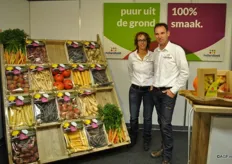 Angelique Hermus en Harold Zondag van Hollandteelt op de foto met de vergeten groenten.