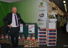 Willem Dijk sr. presenteert hier het product van de beursactie van Willem Dijk: Tukker Tuffels (Twentse aardappelen).