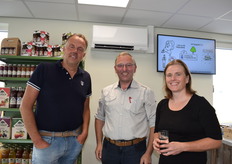 Adrie Gaasbeek en Chris Bloed (Bloed Bessen) met Cindy van Rijswick (Rabobank)