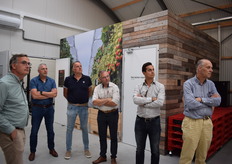 Een rondleiding door de laboratoria op Fresh Fruit Campus