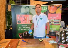 Arjan Verhagen van Halls International met hun rijpe avocado's